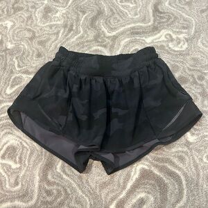!! Lululemon low rise Hotty Hot shorts 2.5” inseam, color: black camo size: 2 !!